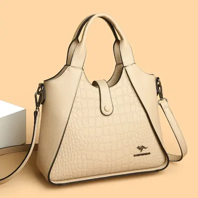 FASHIONABLE SHOULDER BAG 